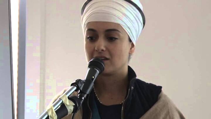 ਹਰਸੰਗਤ ਰਾਜ ਕੌਰ ਮੁਤਾਬਕ ਉਸ ਦੇ ਪਿਤਾ ਈਰਾਨੀ ਮੂਲ ਦੇ ਹਨ ਅਤੇ ਉਨ੍ਹਾਂ ਨੂੰ ਫ਼ਾਰਸੀ ਆਉਂਦੀ ਹੋਣ ਕਾਰਨ ਗੁਰਮੁਖੀ ਸਿੱਖਣ ਵਿਚ ਜ਼ਿਆਦਾ ਦਿੱਕਤ ਨਹੀਂ ਆਈ। 