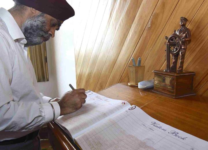 22 ਅਪ੍ਰੈਲ ਨੂੰ ਸ੍ਰ. ਸੱਜਣ ਨੇ ਆਈਐਨਐਸ ਕੋਚੀ ਵਿਖੇ ਭਾਰਤੀ ਜਲ ਸੈਨਾ ਨਾਲ ਸ਼ਾਨਦਾਰ ਸਵੇਰ ਬਿਤਾਈ।