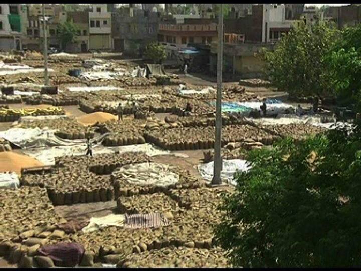 ਉੱਧਰ ਆੜ੍ਹਤੀ ਵੀ ਮੰਡੀ ਦੀ ਹਾਲਤ ਤੋਂ ਪ੍ਰੇਸ਼ਾਨ ਹਨ। ਕਮਿਸ਼ਨ ਏਜੰਟ ਗਮਦੂਰ ਸਿੰਘ ਔਲਖ ਨੇ ਕਿਹਾ ਕਿ ਜ਼ਿਮੀਂਦਾਰ ਦੀ ਫ਼ਸਲ ਤਾਂ ਤਰਪਾਲ ਨਾਲ ਢੱਕ ਜਾਂਦੀ ਹੈ ਪਰ ਜ਼ਿਆਦਾਤਰ ਨੁਕਸਾਨ ਬੋਰੀਆਂ ਵਿੱਚ ਵਜ਼ਨ ਕੀਤੀ ਫ਼ਸਲ ਦਾ ਹੁੰਦਾ ਹੈ। ਦੂਜੇ ਪਾਸੇ ਮਾਰਕੀਟ ਕਮੇਟੀ ਵੱਲੋਂ ਵੀ ਸ਼ੈੱਡ ਤੇ ਫ਼ਰਸ਼ ਦਾ ਇੰਤਜ਼ਾਮ ਨਹੀਂ ਕੀਤੇ ਗਏ। ਜਦੋਂਕਿ ਹਰ ਕੋਈ ਆੜ੍ਹਤੀਏ ਤੋਂ ਵੀ ਜਵਾਬ ਮੰਗਦਾ ਹੈ। 