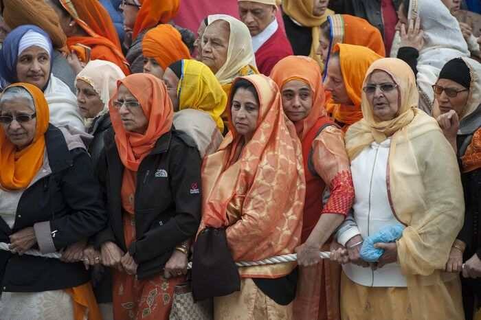 ਨਗਰ ਕੀਰਤਨ ਨੂੰ ਸਵੇਰੇ ਕੈਨੇਡੀਅਨ ਫੌਜ ਦੀ ਟੁਕੜੀ ਵੱਲੋਂ ਸਲਾਮੀ ਦਿੱਤੀ ਗਈ। 