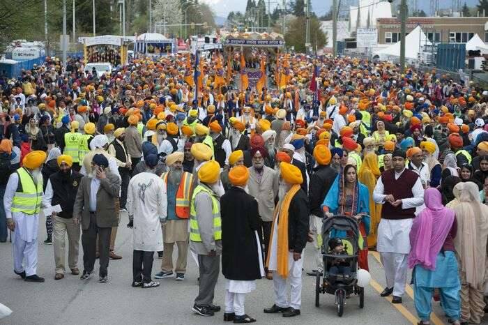 ਇਸ ਸਾਲਾਨਾ ਨਗਰ ਕੀਰਤਨ 'ਚ ਚਾਰ ਲੱਖ ਤੋਂ ਵੀ ਵੱਧ ਲੋਕਾਂ ਨੇ ਸ਼ਮੂਲੀਅਤ ਕੀਤੀ। ਨਗਰ ਕੀਰਤਨ ਰੂਪੀ ਇਹ ਵਿਸ਼ਾਲ ਪਰੇਡ ਗੁਰਦੁਆਰਾ ਦਸਮੇਸ਼ ਦਰਬਾਰ ਤੋਂ ਪੰਜ ਪਿਆਰਿਆਂ ਦੀ ਅਗਵਾਈ ਅਤੇ ਸ੍ਰੀ ਗੁਰੂ ਗ੍ਰੰਥ ਸਹਿਬ ਦੀ ਰਹਿਨੁਮਾਈ ਹੇਠ ਆਰੰਭ ਹੋਈ। 