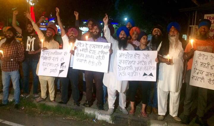 ਚੰਡੀਗੜ੍ਹ:- ਇੰਦੌਰ ਵਿਖੇ ਗੁਰਦੁਆਰਾ ਕਰਤਾਰ ਕੀਰਤਨ ਨੂੰ ਢਾਹੇ ਜਾਣ ਦੇ ਰੋਸ ਵਜੋਂ ਚੰਡੀਗੜ੍ਹ ਤੇ ਮੁਹਾਲੀ ਦੀ ਸਿੱਖ ਸੰਗਤ ਨੇ ਇਕੱਠੋ ਹੋ ਕੇ ਬੀਤੀ ਰਾਤ ਰੋਸ ਪ੍ਰਦਰਸ਼ਨ ਕੀਤਾ।