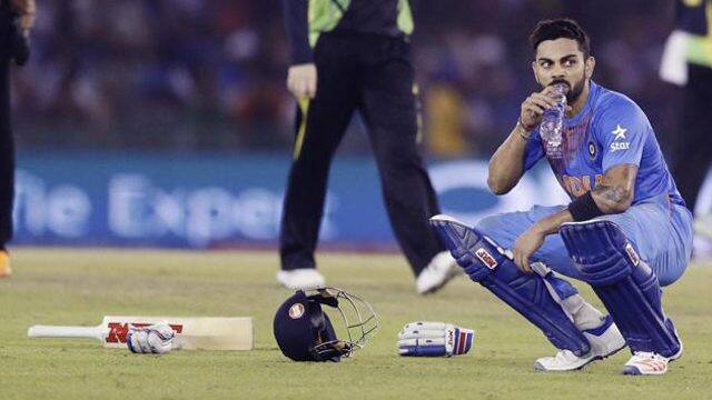 ਖਾਣ ਦੇ ਸ਼ੌਕੀਨ ਕੋਹਲੀ ਦਾ ਮੰਨਣਾ ਹੈ ਕਿ ਜਦੋਂ ਤੱਕ ਮਨ ਹੋਵੇ ਖਾਣਾ ਚਾਹੀਦਾ ਹੈ। ਕੋਹਲੀ ਬਾਹਰ ਦੇ ਖਾਣੇ ਤੋਂ ਹੀ ਨਹੀਂ ਪਾਣੀ ਤੋਂ ਵੀ ਦੂਰੀ ਬਣਾ ਕੇ ਰੱਖਦੇ ਹਨ। ਆਪਣੇ-ਆਪ ਨੂੰ ਫਿੱਟ ਤੇ ਹਮੇਸ਼ਾ ਚੁਸਤ ਰੱਖਣ ਲਈ ਵਿਰਾਟ ਨੂੰ ਕਾਫੀ ਮਿਹਨਤ ਕਰਨੀ ਪੈਂਦੀ ਹੈ। 