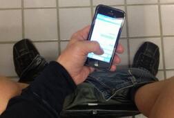 ਭੁੱਲ ਕੇ ਵੀ ਨਾ ਲੈ ਜਾਇਓ ਬਾਥਰੂਮ 'ਚ ਮੋਬਾਈਲ!