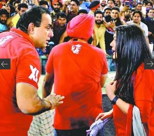 ਗੁੱਸੇ ਵਿੱਚ ਪ੍ਰਿੰਟੀ ਨੇ ਆਖਿਆ ਕਿ ਭਗਦੜ ਨਾ ਕਰੋ, ਸੁਰਖਿਆ ਦਾ ਖਿਆਲ ਰੱਖੋ।