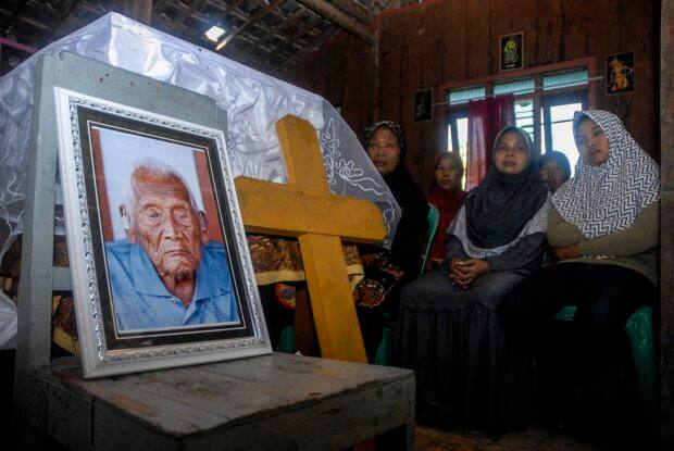 ਇਸ ਜ਼ਿੰਦਗੀ ਦੇ ਲੰਬੇ ਸਫ਼ਰ ਦੇ ਚੱਲਦੇ ਪਿੰਡ ਦੇ ਲੋਕ ਘੋਟੋ ਨੂੰ ਲੋਕਲ ਹੀਰੋ ਮੰਨਦੇ ਸਨ ਕਿਉਂਕਿ ਉਹ ਉਨ੍ਹਾਂ ਦੇ ਪੁਰਾਣੇ ਦਿਨਾਂ ਦੇ ਯੁੱਧ ਦੇ ਕਿੱਸੇ ਸੁਣਾਇਆ ਕਰਦੇ ਸਨ। ਘੋਟੋ ਦੇ ਪੋਤੇ ਨੇ ਦੱਸਿਆ ਕਿ ਸੋਮਵਾਰ ਨੂੰ ਉਨ੍ਹਾਂ ਸੀਮੈਂਟ ਦੇ ਬਣੇ ਇੱਕ ਤਾਬੂਤ ਵਿੱਚ ਦਫ਼ਨਾਇਆ ਗਿਆ ਜਿਸ ਨੂੰ ਘੋਟੋ ਨੇ ਖ਼ੁਦ ਦੇ ਲਈ ਸਾਲਾਂ ਪਹਿਲੇ ਖ਼ਰੀਦਿਆ ਸੀ। 