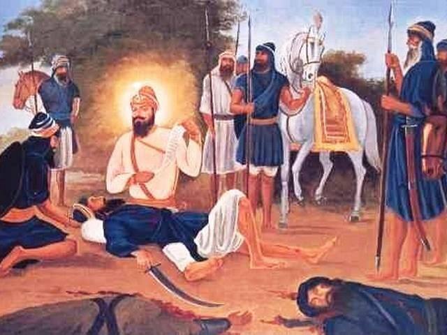 40 ਸਿੰਘਾਂ ਦੇ ਆਗੂ ਸਿੰਘ ਭਾਈ ਮਹਾਂ ਸਿੰਘ ਵੱਲੋਂ ਲਿਖਿਆ ਬੇਦਾਵਾ ਗੁਰੂ ਸਾਹਿਬ ਨੇ ਭਾਈ ਮਹਾਂ ਸਿੰਘ ਦੇ ਸਾਹਮਣੇ ਇਸੇ ਥਾਂ 'ਤੇ ਪਾੜਿਆ ਸੀ ਜਿਸ ਤੋਂ ਬਾਅਦ ਇੱਥੇ ਸੁਸ਼ੋਭਿਤ ਗੁਰੂ ਘਰ ਟੁੱਟੀ ਗੰਢੀ ਦੇ ਨਾਂ ਨਾਲ ਸੁਭਾਇਮਾਨ ਹੈ।