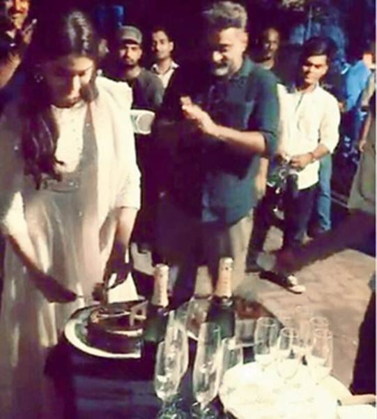 ਦੋਹਾਂ ਨੇ ਕੇਕ ਕੱਟਿਆ ਅਤੇ ਸ਼ੈਮਪੇਨ ਪੀਤੀ। 