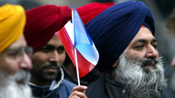 ਦੱਸ ਦੇਈਏ ਕਿ ਫਰਾਂਸ ਦੇ ਸਿੱਖ ਭਾਈਚਾਰੇ ਨੇ ਵੀ ਲਾ ਪੈਨ ਦਾ ਬਾਈਕਾਟ ਕਰਕੇ ਮੈਕਰੌਨ ਨੂੰ ਸਮਰਥਨ ਦੇਣ ਦਾ ਫੈਸਲਾ ਲਿਆ ਸੀ ਕਿਉਂਕਿ ਲਾ ਪੈਨ ਨੇ ਫਰਾਂਸ ਵਿੱਚ ਧਾਰਮਿਕ ਪਹਿਰਾਵੇ ਵਿੱਚ ਕਿਸੇ ਤਰ੍ਹਾਂ ਦੀ ਛੋਟ ਨਾ ਦੇਣ ਦਾ ਐਲਾਨ ਕੀਤਾ ਸੀ। 