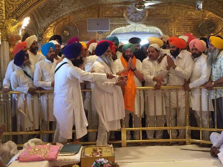 ਮੁੱਖ ਮੰਤਰੀ ਪਰਿਕਰਮਾ ਵਿੱਚ ਚਲਦਿਆਂ ਲੋਕਾਂ ਦਾ ਸੁਆਗਤ ਕਬੂਲਦੇ ਵੀ ਦੇਖੇ ਗਏ। ਹਾਲਾਂਕਿ ਸਖਤ ਸੁਰੱਖਿਆ ਪਹਿਰਾ ਹੋਣ ਕਾਰਨ ਮੁੱਖ ਮੰਤਰੀ ਮੀਡੀਆ ਨਾਲ ਬਿਨਾਂ ਗੱਲਬਾਤ ਕੀਤਿਆਂ ਹੀ ਚਲੇ ਗਏ। ਸੂਤਰਾ ਮੁਤਾਬਕ ਹਰਿਮੰਦਰ ਸਾਹਿਬ ਵਿਖੇ ਸਖਤ ਸੁਰੱਖਿਆ ਨਾਲ ਮੱਥਾ ਟੇਕਣ ਆਉਣ ਦਾ ਕਾਰਨ ਕਿਤੇ ਨਾ ਕਿਤੇ ਕੈਪਟਨ ਵੱਲੋਂ ਕੈਨੇਡਾ ਦੇ ਰੱਖਿਆ ਮੰਤਰੀ ਹਰਜੀਤ ਸਿੰਘ ਸੱਜਣ ਬਾਰੇ ਦਿੱਤਾ ਬਿਆਨ ਸੀ। ਇਸ ਕਰਕੇ ਸੰਗਤ ਦੇ ਰੋਸ ਖਦਸ਼ੇ ਤੋਂ ਸੁਰੱਖਿਆ ਘੇਰਾ ਕਾਫੀ ਮਜ਼ਬੂਤ ਕੀਤਾ ਗਿਆ ਸੀ। 