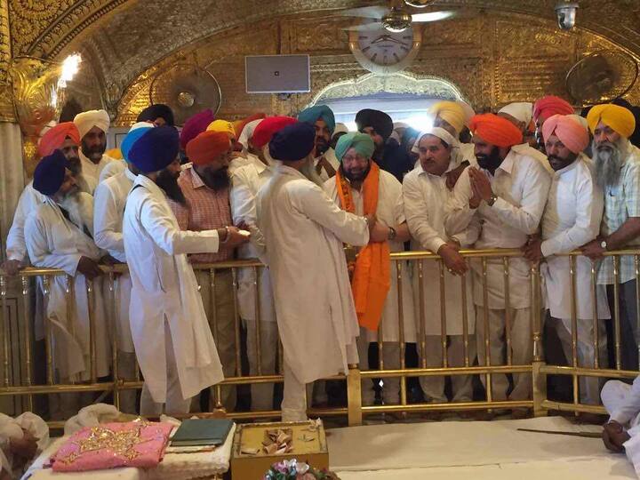ਅੰਮ੍ਰਿਤਸਰ: ਸੂਬੇ ਦੇ ਨਵੇਂ ਬਣੇ ਮੁੱਖ ਮੰਤਰੀ ਕੈਪਟਨ ਅਮਰਿੰਦਰ ਸਿੰਘ ਮੁੱਖ ਮੰਤਰੀ ਬਣਨ ਤੋਂ ਤਕਰੀਬਨ ਦੋ ਮਹੀਨੇ ਬਾਅਦ ਅੱਜ ਸੱਚਖੰਡ ਸ੍ਰੀ ਹਰਿਮੰਦਰ ਸਾਹਿਬ ਵਿਖੇ ਨਤਮਸਤਕ ਹੋਏ। ਇਸ ਮੌਕੇ ਉਨ੍ਹਾਂ ਨਾਲ ਸੂਬਾ ਕਾਂਗਰਸ ਪ੍ਰਧਾਨ ਸੁਨੀਲ ਜਾਖੜ, ਕੈਬਨਿਟ ਮੰਤਰੀ ਨਵਜੋਤ ਸਿੰਘ ਸਿੱਧੂ, ਮਨਪ੍ਰੀਤ ਬਾਦਲ ਤੇ ਹੋਰ ਕਾਂਗਰਸ ਲੀਡਰ ਵੀ ਹਰਿਮੰਦਰ ਸਾਹਿਬ ਵਿਖੇ ਨਤਮਸਤਕ ਹੋਏ।