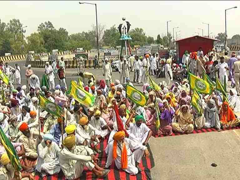 ਮੁਆਵਜ਼ੇ ਲਈ ਡਟੇ ਕਿਸਾਨ, ਬਠਿੰਡਾ \'ਚ ਲਾਇਆ ਜਾਮ