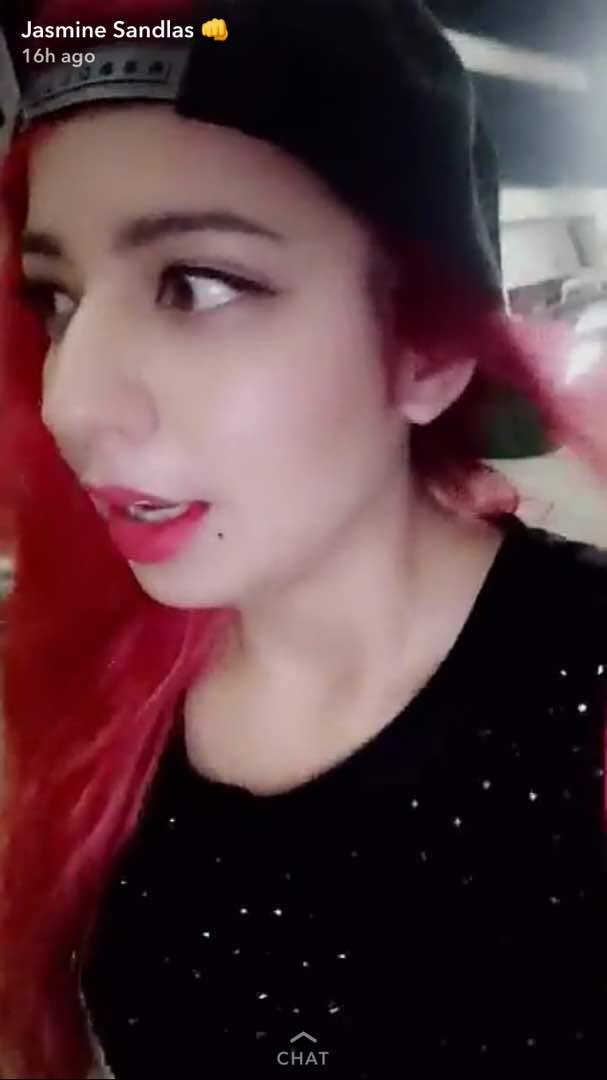 ਜੈਸਮੀਨ ਮੁੰਬਈ ਵਿੱਚ ਹੀ ਰਹਿੰਦੀ ਹੈ। 
