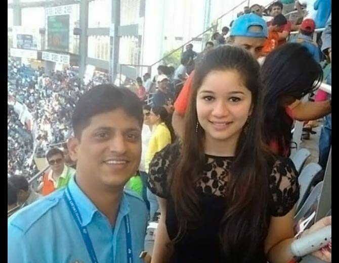 ਮੈਚ ਦੌਰਾਨ ਆਪਣੇ ਇੱਕ ਪ੍ਰਸੰਸਕ ਦੇ ਨਾਲ ਸਾਰਾ