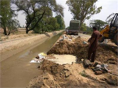 ਕਿਸਾਨ ਦੀਪ ਸਿੰਘ ਨੇ ਇਲਜ਼ਾਮ ਲਾਇਆ ਕਿ ਕੁਝ ਸਮਾਂ ਪਹਿਲਾਂ ਬਣ ਰਜਵਾਹੇ ਵਿੱਚ ਮਟੀਰੀਅਲ ਸਹੀ ਨਹੀਂ ਲੱਗਾ ਸੀ ਜਿਸ ਕਾਰਨ ਪਾੜ ਪੈ ਗਿਆ। ਕਿਸਾਨਾਂ ਨੇ ਆਪਣੇ ਹੋਏ ਨੁਕਸਾਨ ਲਈ ਸਰਕਾਰ ਤੋਂ ਮੁਆਵਜ਼ੇ ਦੀ ਮੰਗ ਕੀਤੀ ਹੈ। ਦੂਜੇ ਪਾਸੇ ਰਜਵਾਹੇ 'ਚ ਪਾੜ ਪੈਣ ਦੀ ਸੂਚਨਾ ਮਿਲਦੇ ਹੀ ਨਹਿਰੀ ਵਿਭਾਗ ਦੇ ਅਧਿਕਾਰੀ ਮੌਕੇ 'ਤੇ ਪਹੁੰਚ ਗਏ ਅਤੇ ਪਾੜ ਨੂੰ ਬੰਦ ਕਰਨ ਵਿਚ ਜੁੱਟ ਗਏ।