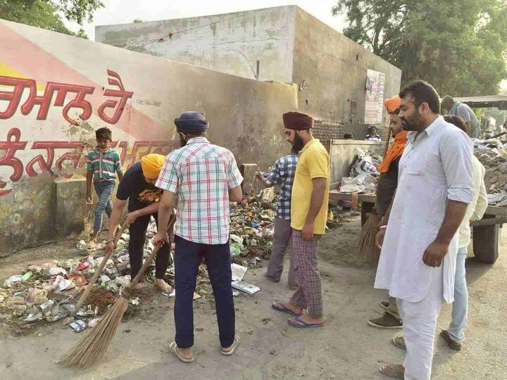 ਜਥੇਬੰਦੀ ਦੇ ਸੱਦੇ 'ਤੇ ਸਵੇਰ ਦੇ ਸਾਢੇ ਪੰਜ ਵਜੇ ਸ਼ਹਿਰ ਤੋਂ ਵੱਖ-ਵੱਖ ਉਮਰ ਵਰਗਾਂ ਦੇ ਲੋਕ ਝਾੜੂ ਲੈ ਕੇ ਪਹੁੰਚੇ ਜਿਨ੍ਹਾਂ ਨੂੰ ਆਪਣੇ ਸ਼ਹਿਰ ਦੇ ਮੱਥੇ 'ਤੇ 'ਗੰਦੇ ਸ਼ਹਿਰ' ਦਾ ਧੱਬਾ ਲੱਗਣ ਦਾ ਦੁੱਖ ਸੀ। 