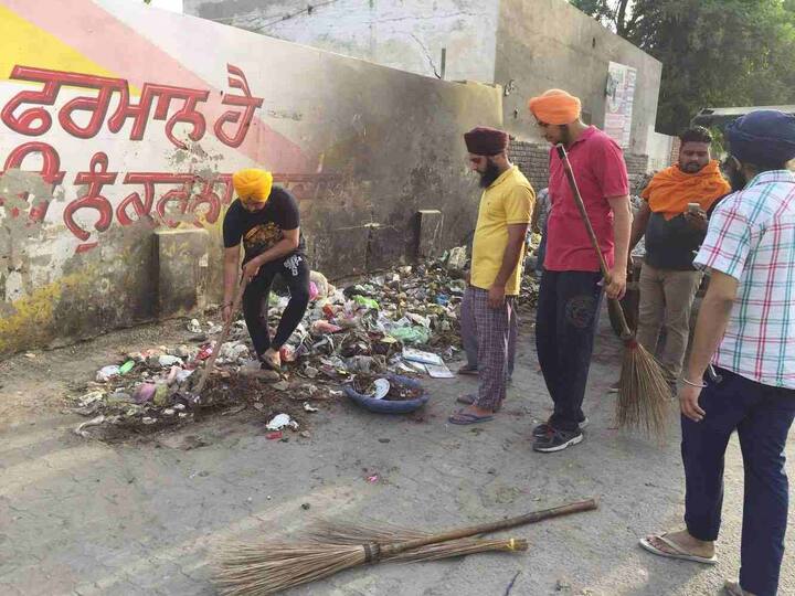  ਸਫਾਈ ਮੁਹਿੰਮ ਦੇ ਅਗਲੇ ਪੜਾਅ ਤਹਿਤ ਸ਼ਹਿਰ ਦੀਆਂ ਵੱਖ-ਵੱਖ ਥਾਵਾਂ 'ਤੇ ਲੋੜ ਮੁਤਾਬਕ ਡਸਟਬਿਨ ਰੱਖੇ ਜਾਣਗੇ, ਸ਼ਹਿਰ ਦੀਆਂ ਖਾਸ ਯਾਦਗਾਰਾਂ ਵਾਲੀਆਂ ਕੰਧਾਂ 'ਤੇ ਚਿਤਰਕਾਰੀ ਕਰਵਾਈ ਜਾਵੇਗੀ ਤੇ ਥਾਂ-ਥਾਂ 'ਤੇ ਲੋਕਾਂ ਨੂੰ ਜਾਗਰੂਕ ਕਰਦੇ ਨਾਅਰੇ ਵੀ ਲਿਖਵਾਏ ਜਾਣਗੇ।