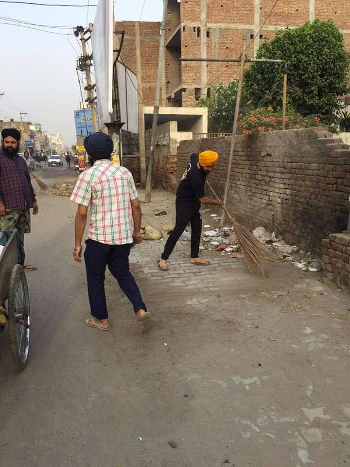 ਪਹਿਲੇ ਦਿਨ ਕੋਟਕਪੂਰਾ ਰੋਡ ਸ੍ਰੀ ਮੁਕਤਸਰ ਸਾਹਿਬ, ਮਾਈ ਭਾਗੋ ਪਾਰਕ ਤੇ ਸ਼ਹੀਦਾਂ ਦੀ ਯਾਦ ਵਿੱਚ ਬਣੀ ਯਾਦਗਾਰ ਦੀ ਸਫਾਈ ਕੀਤੀ ਗਈ।