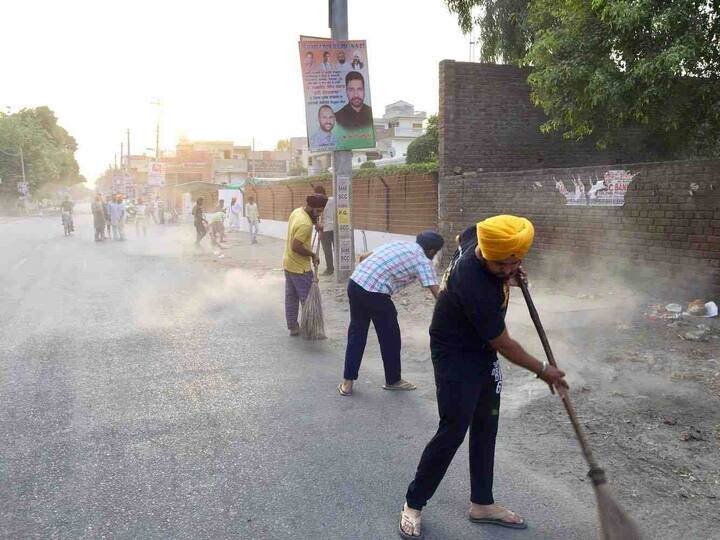 11 ਮਈ ਨੂੰ ਨੌਜਵਾਨ ਸੇਵਾਦਾਰਾਂ ਨੇ ਸ਼ਹਿਰ ਦੀਆਂ ਕੁਝ ਥਾਵਾਂ ਦੀ ਚੋਣ ਕਰਕੇ, ਉੱਥੇ ਸਫਾਈ ਕਰਕੇ ਸਫਾਈ ਮੁਹਿੰਮ ਦੀ ਸ਼ੁਰੂਆਤ ਕੀਤੀ।