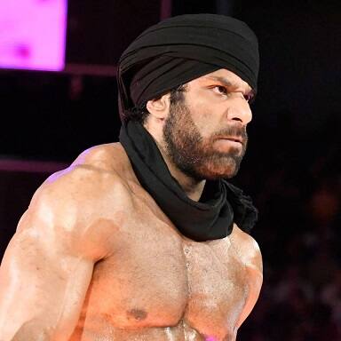 ਰਿੰਗ ਵਿੱਚ ਆਉਣ ਉੱਤੇ ਜਿੱਥੇ ਉਹ ਆਪਣੇ ਵਿਰੋਧੀ ਪਹਿਲਵਾਨ ਖ਼ਿਲਾਫ਼ ਅੰਗਰੇਜ਼ੀ ਵਿੱਚ ਭੜਾਸ ਕੱਢਦਾ ਹੈ ਉੱਥੇ ਪੰਜਾਬੀ ਭਾਸ਼ਾ ਰਾਹੀਂ ਵੀ ਆਪਣੇ ਇਰਾਦੇ ਵਿਰੋਧੀ ਪਹਿਲਵਾਨ ਨੂੰ ਸਮਝਾ ਦਿੰਦਾ ਹੈ।