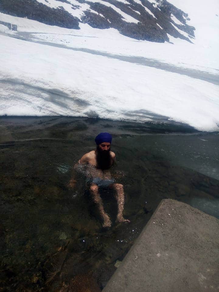 ਹੇਮਕੁੰਟ ਸਰੋਵਰ ਭਾਵੇਂ ਪੂਰਾ ਬਰਫ ਨਾਲ ਢਕਿਆ ਹੋਇਆ ਹੈ ਪਰ ਪਾਣੀ ਦਾ ਕੁਝ ਹਿੱਸਾ ਇਸ਼ਨਾਨ ਲਈ ਮੌਜੂਦ ਹੈ। 