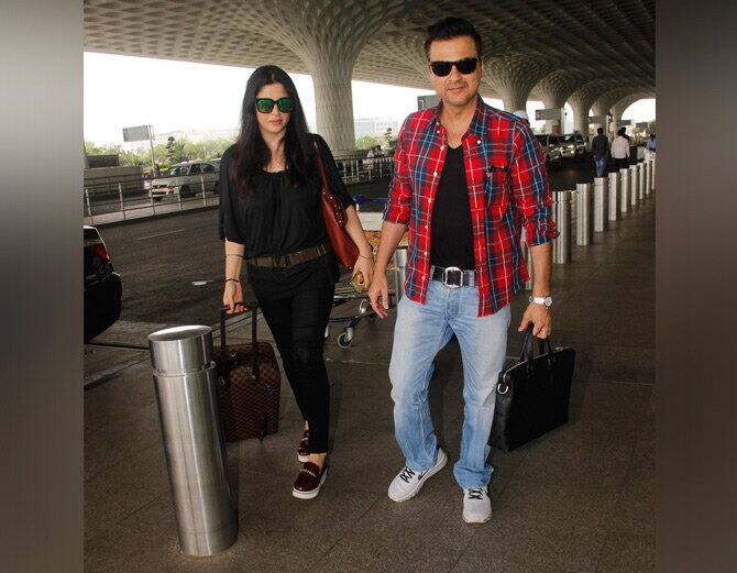 ਇਸ ਤੋਂ ਇਲਾਵਾ ਜਾਹਵੀ ਦਾ ਚਾਚਾ ਸੰਜੇ ਕਪੂਰ ਵੀ ਆਪਣੀ ਪਤਨੀ ਨਾਲ ਨਜ਼ਰ ਆਇਆ।