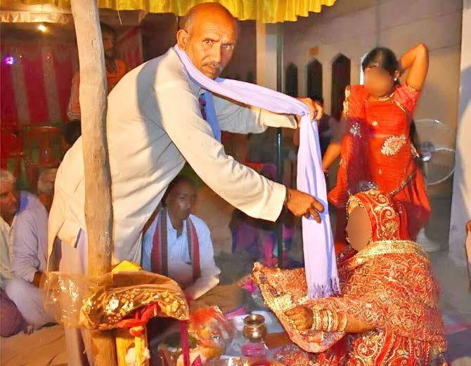 ਘਟਨਾ ਬਾਅਦ ਚੰਦਾ ਨੇ ਦੱਸਿਆ ਇਹ ਸਭ ਕਦੋਂ ਤੇ ਕਿਵੇਂ ਹੋ ਗਿਆ ਕੁਝ ਸਮਝ ਵਿੱਚ ਹੀ ਨਹੀਂ ਆਇਆ। ਜੇਕਰ ਲੜਕੇ ਦਾ ਕਿਸੇ ਹੋਰ ਕੁੜੀ ਨਾਲ ਅਫੇਅਰ ਸੀ। ਉਸ ਦੇ ਰਿਸ਼ਤੇਦਾਰਾਂ ਨੂੰ ਇਹ ਗੱਲ ਪਤਾ ਸੀ ਤਾਂ ਉਨ੍ਹਾਂ ਨਾਲ ਧੋਖਾ ਕਿਉਂ ਕੀਤਾ। ਉੱਥੇ ਲੜਕੀ ਦੇ ਪਿਤਾ ਸੀਆ ਰਾਮ ਨੇ ਕਿਹਾ ਰਸਮਾਂ ਚੱਲ ਰਹੀਆਂ ਸੀ। ਜੈਮਾਲਾ ਹੋ ਚੁੱਕੀ ਸੀ। ਫੇਰਿਆਂ ਦੀ ਤਿਆਰੀ ਚੱਲ ਰਹੀ ਸੀ, ਉਦੋਂ ਇਹ ਘਟਨਾ ਹੋਈ। ਘਟਨਾ ਬਾਅਦ ਮੇਰੀ ਬੇਟੀ ਸਦਮੇ ਵਿੱਚ ਹੈ। ਪੂਰਾ ਪਰਿਵਾਰ ਪ੍ਰੇਸ਼ਾਨ ਹੈ।