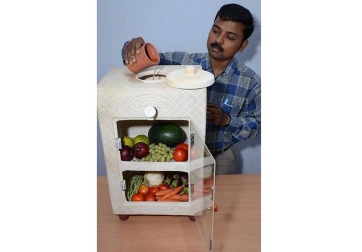 ਮਨਸੁਖ ਪ੍ਰਜਾਪਤੀ ਦੇ ਫ਼ਰਿਜ ਦੀ ਬਹੁਤ ਮੰਗ ਹੈ । ਜਿਸ ਕਾਰਨ ਉਨ੍ਹਾਂ ਨੇ ਮਿੱਟੀ ਕੂਲ (mitticool.com) ਨਾਮ ਦੀ ਇੱਕ ਵੈੱਬਸਾਈਟ ਵੀ ਬਣਾਈ ਹੈ ਜਿੱਥੇ ਆਨਲਾਈਨ ਆਰਡਰ ਵੀ ਬੁੱਕ ਕੀਤੇ ਜਾਂਦੇ ਹਨ ਇਸ ਵਕਤ ਉਨ੍ਹਾਂ ਦੀ ਸਾਲਾਨਾ ਕਮਾਈ 45 ਲੱਖ ਰੁਪਿਆ ਸਾਲਾਨਾ ਹੈ ਤੇ ਉਸ ਦੀ ਫ਼ੈਕਟਰੀ ਵਿੱਚ 35 ਕਰਮਚਾਰੀ ਕੰਮ ਕਰਦੇ ਹਨ ।