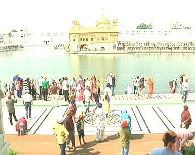 ਗੁਰੂ ਘਰ ਦੀਆਂ ਖੁਸ਼ੀਆਂ ਪ੍ਰਾਪਤ ਕਰ ਰਹੇ ਹਨ। ਅੱਜ ਦੇ ਇਸ ਪਵਿੱਤਰ ਦਿਹਾੜੇ ਮੌਕੇ ਸ਼੍ਰੀ ਹਰਿਮੰਦਰ ਸਾਹਿਬ, ਸ਼੍ਰੀ ਅਕਾਲ ਤਖਤ ਸਾਹਿਬ ਤੇ ਗੁਰਦੁਆਰਾ ਬਾਬਾ ਅੱਟਲ ਰਾਏ ਸਾਹਿਬ ਵਿਖੇ ਗੁਰੂ ਸਾਹਿਬਾਨ ਨਾਲ ਸਬੰਧਤ ਇਤਿਹਾਸਕ ਤੇ ਬੇਸ਼ਕੀਮਤੀ ਵਸਤਾਂ ਦੇ ਪਵਿੱਤਰ ਜਲੌਅ ਸੰਗਤਾਂ ਦੇ ਦਰਸ਼ਨਾਂ ਲਈ ਸਵੇਰੇ 9 ਤੋਂ ਦੁਪਹਿਰ 12 ਵਜੇ ਤੱਕ ਸਜਾਏ ਗਏ। ਇਨ੍ਹਾਂ ਦੇ ਦਰਸ਼ਨਾਂ ਲਈ ਸ਼ਰਧਾਲੂਆਂ ਵਿੱਚ ਭਾਰੀ ਉਤਸ਼ਾਹ ਦੇਖਣ ਨੂੰ ਮਿਲਿਆ। 