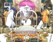 ਗਰਮੀਂ ਦੇ ਬਾਵਜੂਦ ਗੁਰੂ ਨਗਰੀ \'ਚ ਹੁੰਮ-ਹੁਮਾ ਕੇ ਪਹੁੰਚੀਆਂ ਸੰਗਤਾਂ