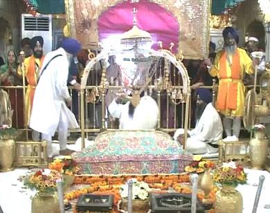 ਇਸ ਮੌਕੇ ਸ੍ਰੀ ਹਰਿਮੰਦਰ ਸਾਹਿਬ ਸਮੇਤ ਵੱਖ-ਵੱਖ ਸਥਾਨਾਂ ‘ਤੇ ਸਮਾਗਮਾਂ ਕਰਵਾਏ ਗਏ। ਇਸ ਮੌਕੇ ਹਰਿਮੰਦਰ ਸਾਹਿਬ ਤੇ ਅਕਾਲ ਤਖ਼ਤ ਸਾਹਿਬ ਵਿਖੇ ਸੁੰਦਰ ਜਲੌਅ ਵੀ ਸਜਾਏ ਗਏ
