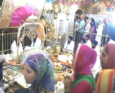 ਅੱਜ ਅਕਾਲ ਤਖਤ ਸਾਹਿਬ ਵਿਖੇ ਵੀ ਵਿਸ਼ੇਸ਼ ਸਮਾਗਮ ਕਰਵਾਇਆ ਜਾ ਰਿਹਾ ਹੈ। ਸ਼੍ਰੀ ਅਖੰਡ ਪਾਠ ਸਾਹਿਬ ਦੇ ਭੋਗ ਪਾਏ ਗਏ ਤੇ ਉਪਰੰਤ ਰਾਗੀ ਤੇ ਢਾਡੀ ਜਥਿਆਂ ਨੇ ਕੀਰਤਨ ਤੇ ਵਾਰਾਂ ਰਾਹੀਂ ਸੰਗਤਾਂ ਨੂੰ ਨਿਹਾਲ ਕੀਤਾ। 