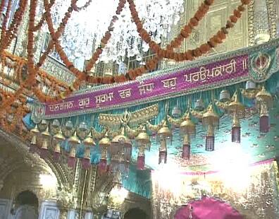 ਗੁਰਿਆਈ ਦਿਵਸ ਨੂੰ ਲੈ ਕੇ ਸੰਗਤਾਂ ਵਿੱਚ ਭਾਰੀ ਉਤਸ਼ਾਹ ਪਾਇਆ ਜਾ ਰਿਹਾ ਹੈ। ਦੇਸ਼ ਵਿਦੇਸ਼ ਤੋਂ ਸ਼ਰਧਾਲੂ ਵੱਡੀ ਗਿਣਤੀ ਵਿੱਚ ਸ੍ਰੀ ਦਰਬਾਰ ਸਾਹਿਬ ਵਿਖੇ ਪੂਜ ਕੇ ਪਵਿਤਰ ਸਰੋਵਰ ਵਿੱਚ ਇਸ਼ਨਾਨ ਕਰਕੇ ਸੱਚਖੰਡ ਸ੍ਰੀ ਹਰਿਮੰਦਰ ਸਾਹਿਬ ਵਿਖੇ ਨਤਮਸਤਕ ਹੋ ਰਹੇ ਹਨ। 