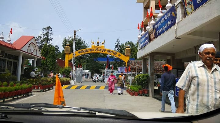 ਉਤਰਾਖੰਡ:- ਹੇਮਕੁੰਟ ਸਾਹਿਬ ਦੀ ਯਾਤਰਾ ਲਈ ਗੁਰਦੁਆਰਾ ਗੋਬਿੰਦਘਾਟ, ਗੁਰਦੁਆਰਾ ਰਿਸ਼ੀਕੇਸ਼, ਗੁਰਦੁਆਰਾ ਜੋਸ਼ੀਮੱਠ ਨੂੰ ਖੂਬਸੂਰਤੀ ਨਾਲ ਸਜਾਇਆ ਗਿਆ ਹੈ।