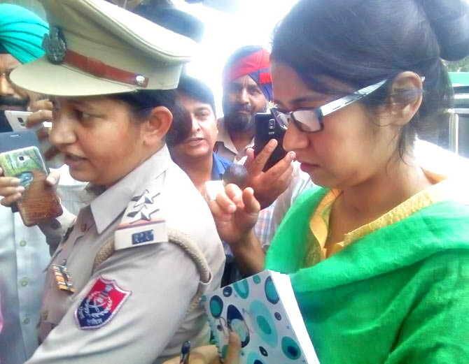 ਵਿਦੇਸ਼ ਮੰਤਰੀ ਸੁਸ਼ਮਾ ਸਵਰਾਜ ਨੇ ਆਖਿਆ, ”ਉਜ਼ਮਾ ਵੈੱਲਕਮ ਹੋਮ ਭਾਰਤ ਦੀ ਬੇਟੀ, ਤੁਹਾਨੂੰ ਜਿਨ੍ਹਾਂ ਹਾਲਤਾਂ ਵਿੱਚ ਗੁਜ਼ਰਨਾ ਪਿਆ, ਇਸ ਦਾ ਮੈਨੂੰ ਦੁੱਖ ਹੈ।”