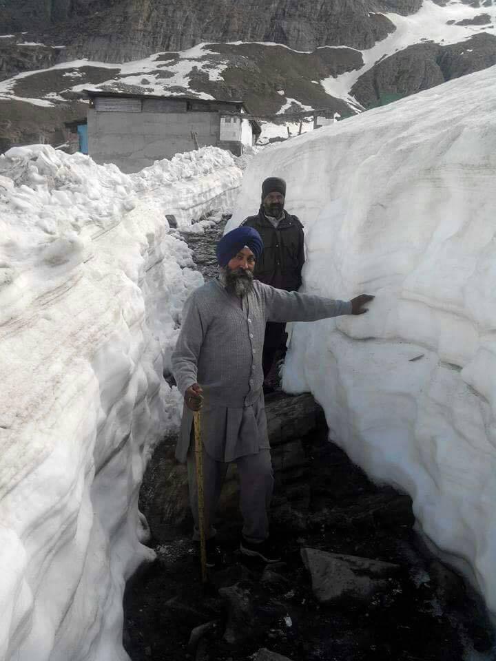 ਗੋਬਿੰਦਘਾਟ ਤੋਂ ਹੇਮਕੁੰਟ ਸਾਹਿਬ ਤੱਕ ਸਾਰਾ ਰਾਹ ਚੜਾਈ ਵਾਲਾ ਹੈ ਜਿੱਥੇ ਸਿਰਫ ਪੈਦਲ ਜਾਂ ਘੋੜਿਆ ਰਾਹੀਂ ਹੀ ਜਾਇਆ ਜਾ ਸਕਦਾ ਹੈ।