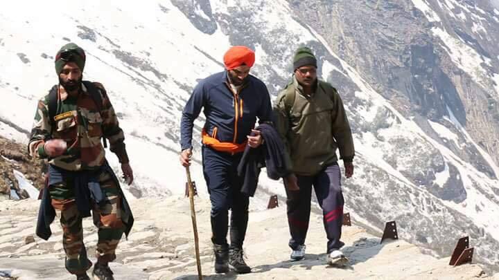 ਸੰਗਤ ਸੋਟੀਆਂ ਦਾ ਸਹਾਰਾ ਲੈ ਕੇ ਨਾਮ ਸਿਮਰਨ ਕਰਦਿਆਂ ਅਤੇ ਰਸਤੇ ਦੇ ਖੂਬਸੂਰਤ ਨਜ਼ਾਰਿਆਂ ਦਾ ਆਨੰਦ ਮਾਣਦੀ ਹੇਮਕੁੰਟ ਪਹੁੰਚ ਰਹੀ ਹੈ।