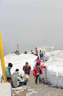 ਹੇਮਕੁੰਟ ਪਰਬਤ ਹੈ ਜਹਾਂ ।।