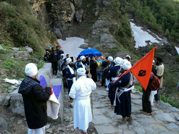 ਬੀਤੇ ਦਿਨ ਜੈਕਾਰਿਆਂ ਦੀ ਗੂੰਜ ਵਿੱਚ ਹੇਮਕੁੰਟ ਸਾਹਿਬ ਦੇ ਕਿਵਾੜ ਸੰਗਤ ਲਈ ਖੋਲੇ ਗਏ। ਦਰਬਾਰ ਹਾਲ ਅੰਦਰ ਸ੍ਰੀ ਗੁਰੂ ਗ੍ਰੰਥ ਸਾਹਿਬ ਜੀ ਦਾ ਪਾਵਨ ਪ੍ਰਕਾਸ਼ ਕੀਤਾ ਗਿਆ।