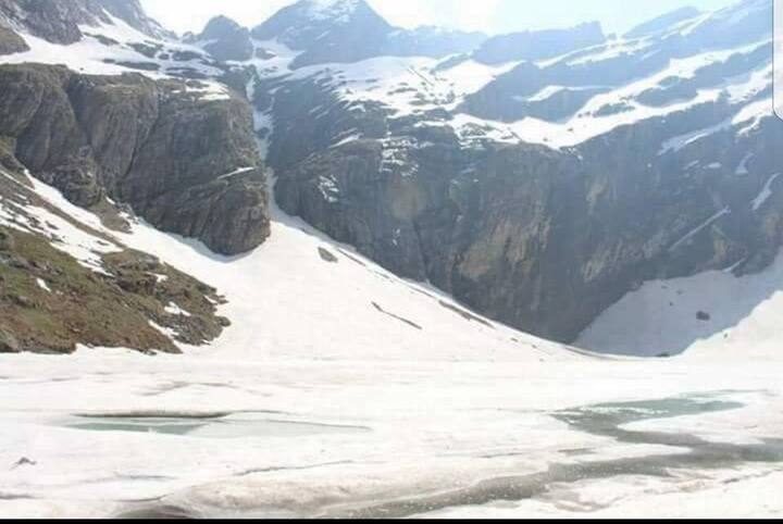 ਹੇਮਕੁੰਟ ਸਾਹਿਬ ਸਮੁੰਦਰ ਤਲ ਤੋਂ 15,800 ਫੁੱਟ ਦੀ ਉੱਟਾਈ 'ਤੇ ਸਥਿਤ ਹੈ ਅਤੇ ਉੱਥੇ ਆਕਸੀਜਨ ਦੀ ਘੱਟ ਮਾਤਰਾ ਹੋਣ ਕਾਰਨ ਸੰਗਤ ਨੂੰ 2 ਘੰਟੇ ਤੋਂ ਵੱਧ ਨਹੀਂ ਰੁਕਣ ਦਿੱਤਾ ਜਾਂਦਾ। 