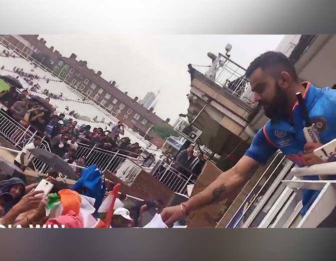  ਜਿੱਥੇ ਵੀ ਵਿਰਾਟ ਜਾਂਦਾ ਹੈ ਉਸ ਦੇ ਪ੍ਰਸੰਸਕ ਉਸ ਨੂੰ ਆਟੋ ਗਰਾਫ਼ ਲਈ ਘੇਰ ਲੈਂਦੇ ਹਨ।