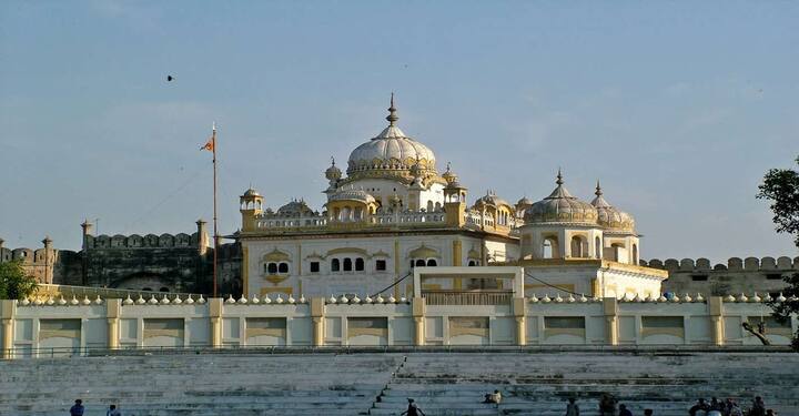 ਗੁਰੂ ਸਾਹਿਬ ਦੀ ਸ਼ਹੀਦੀ ਯਾਦਗਾਰ ਡੇਹਰਾ ਸਾਹਿਬ, ਲਾਹੌਰ ਪਾਕਿਸਤਾਨ ਵਿਖੇ ਸੁਭਾਇਮਾਨ ਹੈ।