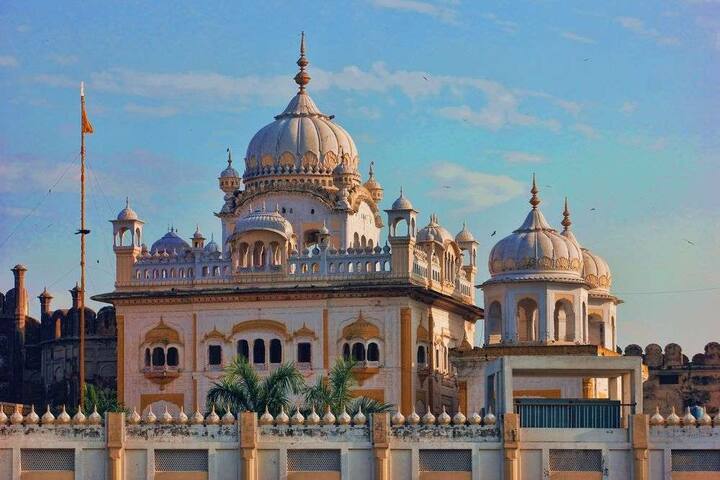  ਡੇਹਰਾ ਸਾਹਿਬ ਵਿਖੇ ਹਰ ਸਾਲ ਦੇਸ਼ ਵਿਦੇਸ਼ ਦੀ ਸੰਗਤ ਦਰਸ਼ਨ ਕਰਨ ਪਹੁੰਚਦੀ ਹੈ। 