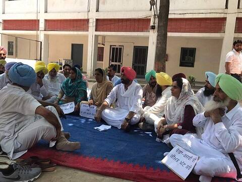 ਆਮ ਆਦਮੀ ਪਾਰਟੀ ਇਸ ਮੁੱਦੇ ਉੱਤੇ ਰਾਣਾ ਗੁਰਜੀਤ ਸਿੰਘ ਨੂੰ ਕੈਬਨਿਟ ਵਿੱਚੋਂ ਬਰਖ਼ਾਸਤ ਕੀਤੇ ਜਾਣ ਦੀ ਮੰਗ ਕਰ ਰਹੀ ਹੈ।
