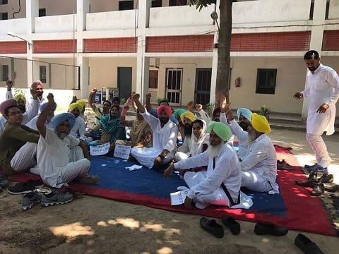  ਥਾਣੇ ਵਿੱਚ ਵੀ ਆਮ ਆਦਮੀ ਪਾਰਟੀ ਦੇ ਵਿਧਾਇਕਾਂ ਨੇ ਧਰਨਾ ਦਿੱਤਾ।