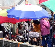 ਨਵੀਂ ਫਿਲਮ ਦੇ ਸੈਟਸ \'ਤੇ ਮਹਿੰਦੀ ਲਵਾ ਰਹੇ ਸ਼ਾਹਰੁਖ