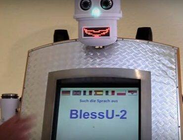 ਵਿਅਕਤੀ ਦੀ ਇੱਛਾ ਜਾਣਨ ਦੇ ਬਾਅਦ ਰੋਬੋਟ ਮੁਸਕਰਾਉਂਦੇ ਹੋਏ ਆਪਣੀਆਂ ਬਾਹਾਂ ਫੈਲਾ ਲੈਂਦਾ ਹੈ ਤੇ ਚੁਣੀ ਹੋਈ ਆਵਾਜ਼ ਵਿੱਚ ਆਸ਼ੀਰਵਾਦ ਦਿੰਦਾ ਹੈ। ਇਸ ਦੇ ਬਾਅਦ ਰੋਬੋਟ ਦੇ ਹੱਥਾਂ ਤੋਂ ਰੋਸ਼ਨੀ ਨਿਕਲਦੀ ਹੈ ਤੇ ਬਾਈਬਲ ਦੀਆਂ ਲਾਈਨਾਂ ਪੜ੍ਹਦੇ ਹੋਏ ਕਹਿੰਦਾ ਹੈ, ‘ਪਰਮਾਤਮਾ ਤੁਹਾਨੂੰ ਆਸ਼ੀਰਵਾਦ ਦੇਵੇ ਤੇ ਤੁਹਾਡੀ ਰੱਖਿਆ ਕਰੇ।’