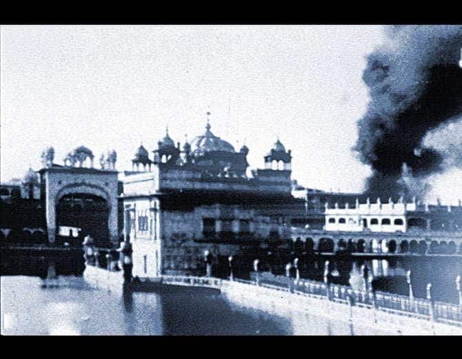 4 ਜੂਨ, 1984 ਦਾ ਦਿਨ ਸੀ। ਕਰਫਿਊ ਹੋਣ ਕਰਕੇ ਸਿੱਖਾਂ ਦੇ ਪੰਜਵੇਂ ਗੁਰੂ ਸ੍ਰੀ ਗੁਰੂ ਅਰਜਨ ਸਾਹਿਬ ਜੀ ਦਾ ਸ਼ਹੀਦੀ ਪੁਰਬ ਮਨਾਉਣ ਆਈ ਸੰਗਤ ਘਰਾਂ ਨੂੰ ਵਾਪਸ ਨਾ ਜਾ ਸਕੀ। ਇਹ ਸੰਗਤ ਗੁਰੂ ਰਾਮਦਾਸ ਸਰਾਂ, ਤੇਜਾ ਸਿੰਘ ਸਮੁੰਦਰੀ ਹਾਲ, ਗੁਰੂ ਨਾਨਕ ਨਿਵਾਸ ਵਿੱਚ ਠਹਿਰੀ ਹੋਈ ਸੀ।