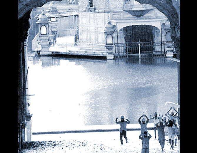 ਉਸ ਦਿਨ ਅਕਾਲ ਤਖਤ ਸਾਹਿਬ ਵਿਖੇ ਲਗਾਤਾਰ ਹੋ ਗੋਲੀਬਾਰੀ ਕਾਰਨ ਦਰਬਾਰ ਸਾਹਿਬ ਦੀ ਉਪਰਲੀ ਮੰਜ਼ਲ ‘ਤੇ ਸੁਸ਼ੋਭਿਤ ਕੀਤਾ ਗਿਆ। ਫੌਜ ਨੂੰ ਕੋਈ ਬਹੁਤੀ ਸਫਲਤਾ ਹਾਸਲ ਨਾ ਹੋਈ।