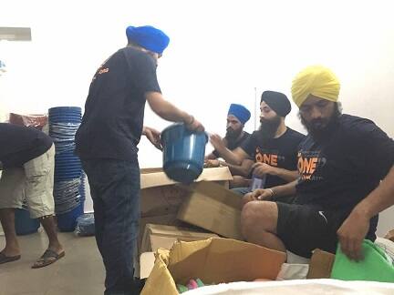 ਹੜ੍ਹ ਪ੍ਰਭਾਵਿਤ ਇਲਾਕਿਆਂ ਵਿੱਚ ਖ਼ਾਲਸਾ ਏਡ ਦੀ ਛੇ ਮੈਂਬਰੀ ਟੀਮ ਭੋਜਨ, ਦਵਾਈਆਂ, ਪੀਣ ਵਾਲਾ ਪਾਣੀ ਮੁਹੱਈਆ ਕਰਵਾ ਰਹੀ ਹੈ।
